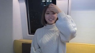 把继妹抠醒了，再操得她满身流液
