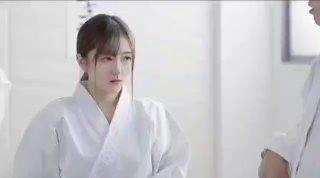 美女完美的屁股从后面被操,同时享受跨性别口交
